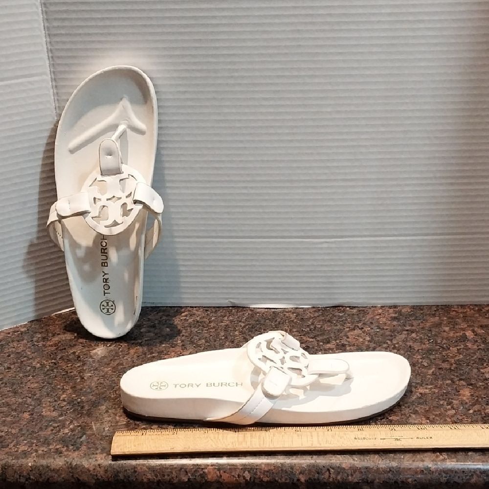 Tori Burch White  "MILLER"  Thongs...Almost NEW...NO BOX     SIZE 8.5.